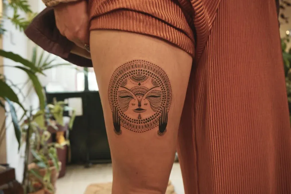 Tatuagem ornamental de traço fino