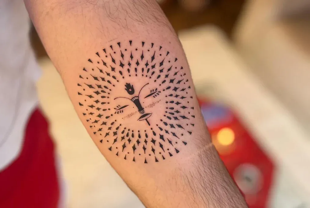 Tatuagem ornamental de traço fino