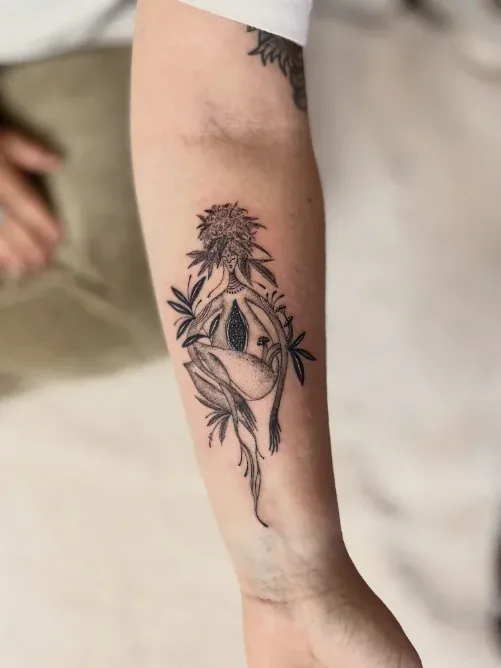 Tatuagem ornamental de traço fino