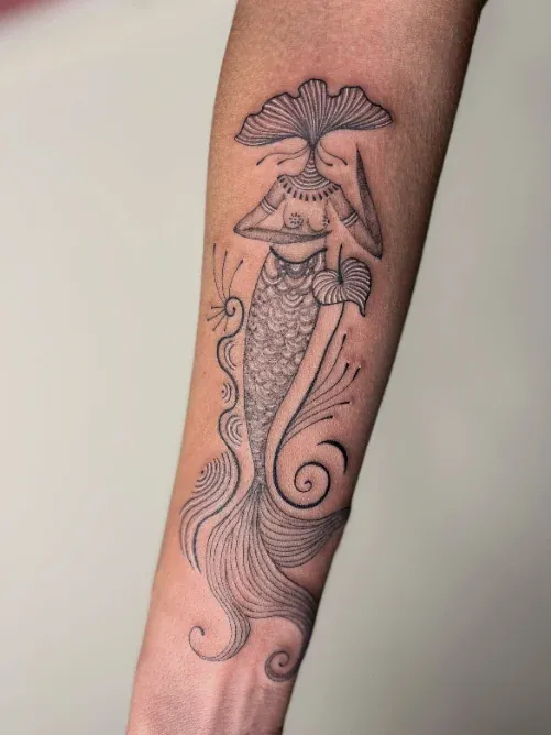 Tatuagem ornamental de traço fino