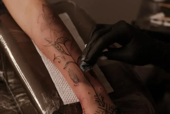 Tatuagem ornamental de traço fino
